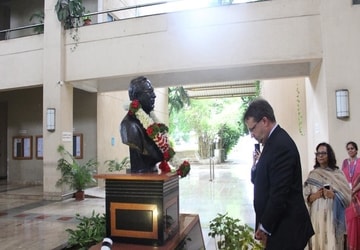 The U.S. Counsel General Mumbai, Mr. Edgard Kagan paying homage to Founder President,Hope Foundation, Late Shri Pralhad P Chhabria